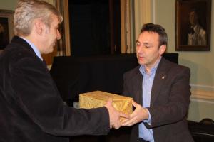 Nikola Matković predaje dodatni paket knjiga Draganu Rokviću za fond Gradske biblioteke